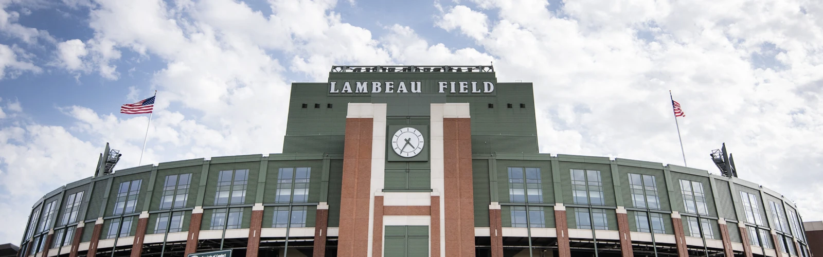 Football Fan's Dream: Hotels Just a Short Walk to Lambeau Field
