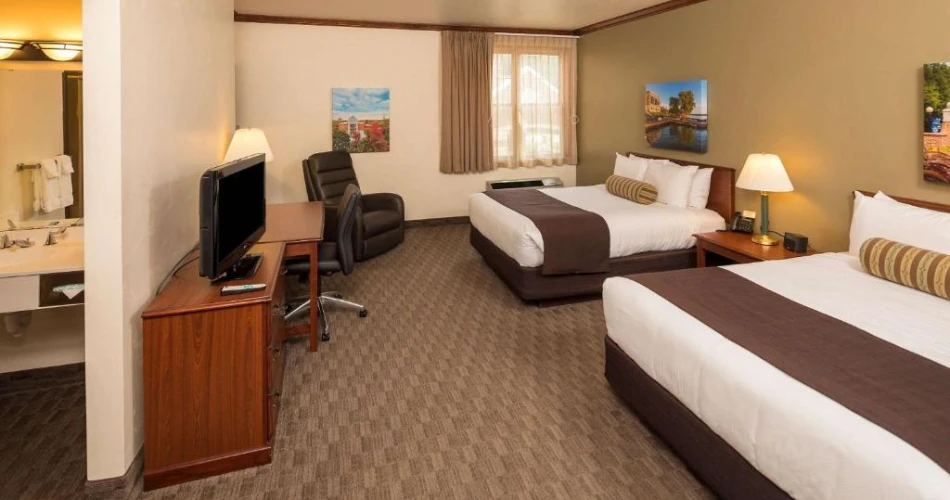 Skip the Parking Stress: Hotels Near Lambeau Field with Game Day Shuttles
