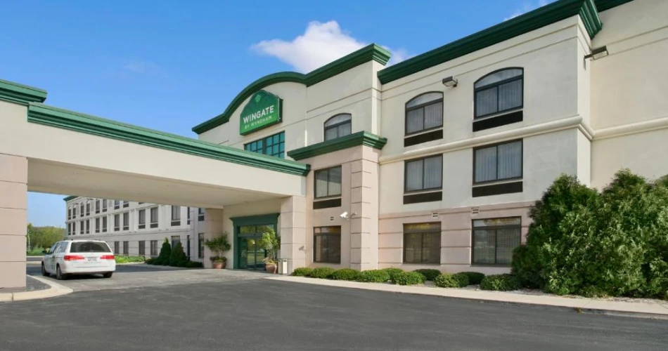 Skip the Parking Stress: Hotels Near Lambeau Field with Game Day Shuttles
