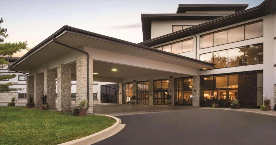 Skip the Parking Stress: Hotels Near Lambeau Field with Game Day Shuttles
